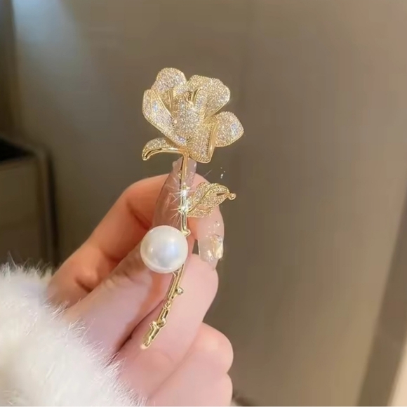 Jewelry - Elegant Gold and Silver Rose Brooch with Pearl